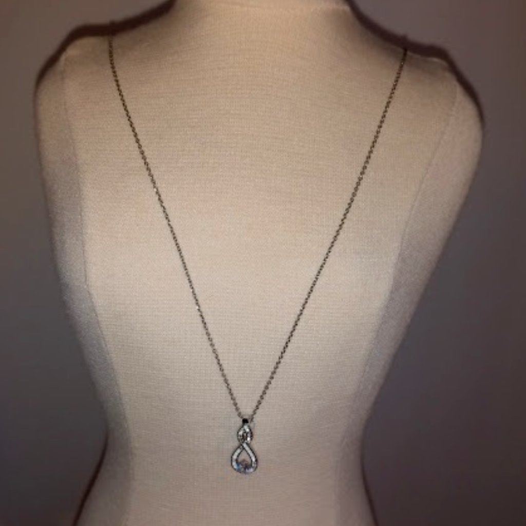 Prety Silver Tone And Rhinestone Pendent On Chain Necklace.